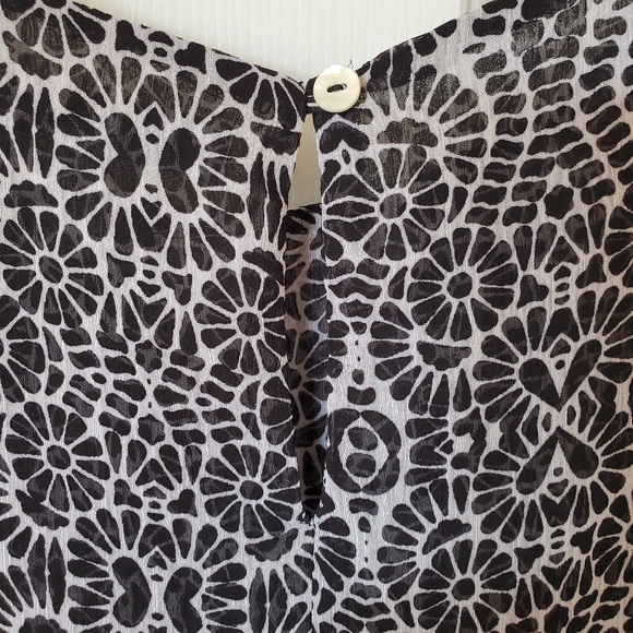 Fever XL Black and White Flowy Sleeveless Top - Picture 4 of 5